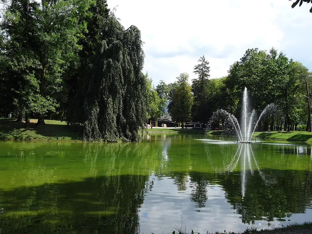 Aufnahme des Weihers im Salzburger Volksgarten (Stadtteil: Parsch) im August