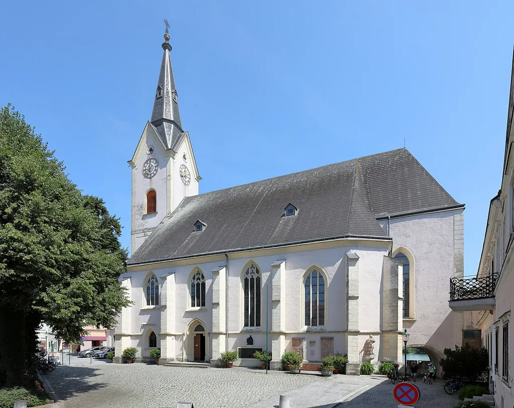 Südansicht der röm.-kath. Pfarrkirche hl. Laurentius in der niederösterreichischen Stadt Ybbs an der Donau. Der Westturm stammt aus dem 13. Jahrhundert, das Langhaus wurde vom Wiener Dombaumeister 1466 errichtet und der Rechteckchor 1512.
