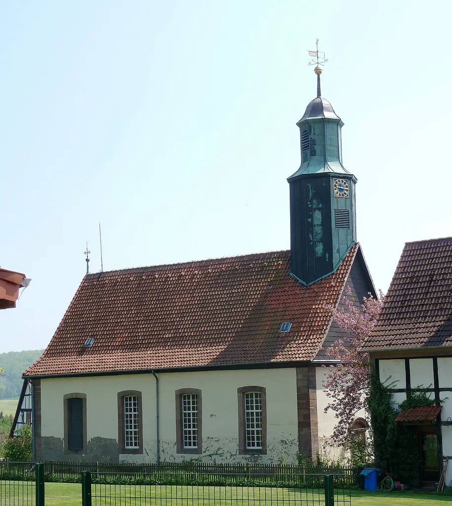 Ev.-luth. Kirche in Groß Lengden, Gemeinde Gleichen, Südniedersachsen. Wahrscheinlich Mitte des 18. Jahrhunderts errichtet. Im 1907 ausgemalten Innenraum befindet sich eine Kanzelaltarwand aus dem frühen 19. Jahrhundert.