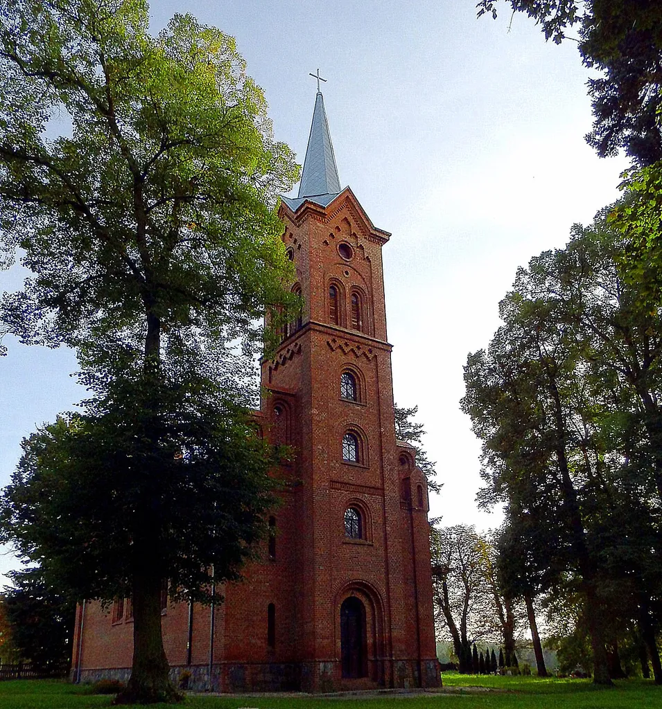 Jagów - rzymskokatolicki kościół filialny p.w. śś. Apostołów Piotra i Pawła, 1856 Widok z ulicy na wejście i wieżę kościelną.