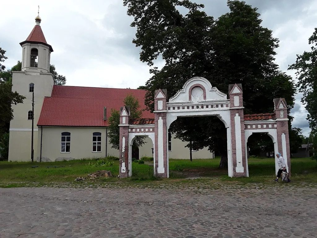 Kirche Skaisgirren (Kreuzingen) mit Eingangsportal zum Kirchhof