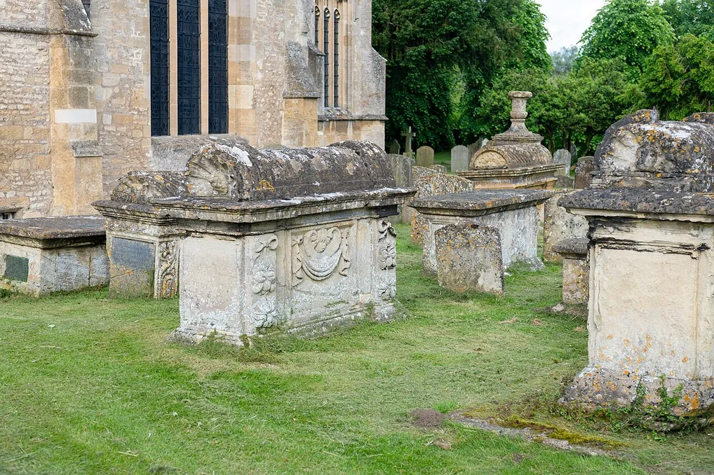 Burford: chest tomb (middle)