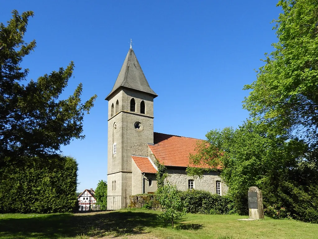 Die evangelische Kirche erhebt auf dem höchsten Platz Archfelds. Es wird angenommen, dass sie ursprünglich als Wehrkirche diente, in der die Bevölkerung in Notzeiten Zuflucht finden konnte. Von dem ursprünglichen Kirchenbau ist nichts mehr vorhanden. Der älteste Teil ist das Langhaus aus dem Jahr 1567. Der Turm wurde in 1903 erbaut, nachdem der ursprüngliche durch ein Feuer vernichtet worden war. Im Innern erhebt sich ein einfacher Saal mit einer abschließenden Rundtonne. Die Ausstattung stammt ebenso wie der Turm aus dem Jahr 1903. Wegen ihrer künstlerischen, geschichtlichen und städtebaulichen Bedeutung ist die Kirche ein geschütztes Kulturdenkmal Archfeld ist ein Ortsteil der Gemeinde Herleshausen im nordhessischen Werra-Meißner-Kreis.