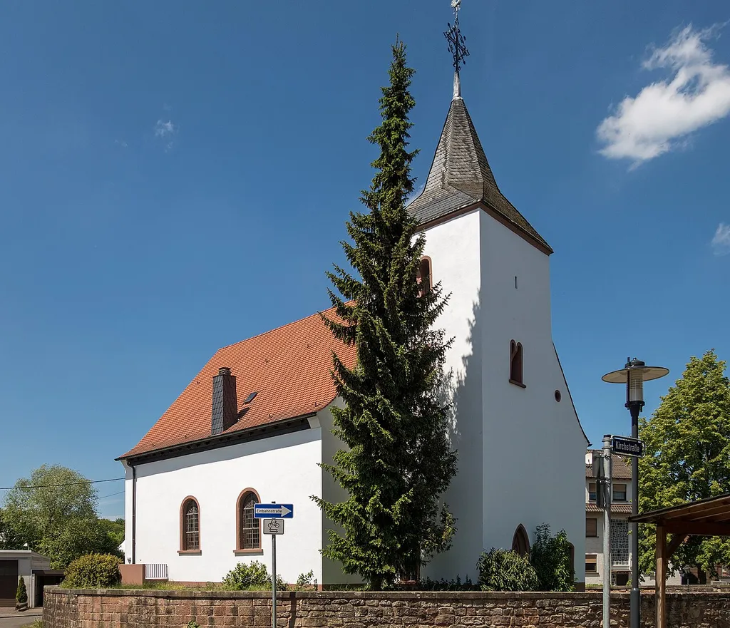 Die evangelische Kirche im Saarbrücker Stadtteil Bübingen.