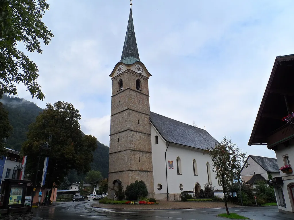 Kath. Pfarrkirche hl. Stephanus - Dorfplatz, Kirchdorf in Tirol