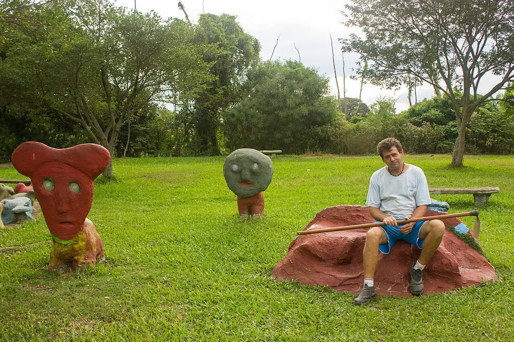 André, um dos funcionários do parque, cria obras com argila e cimento para deixar as proximidades da associação “mais bonita”. Foto: Cláudia dos Anjos