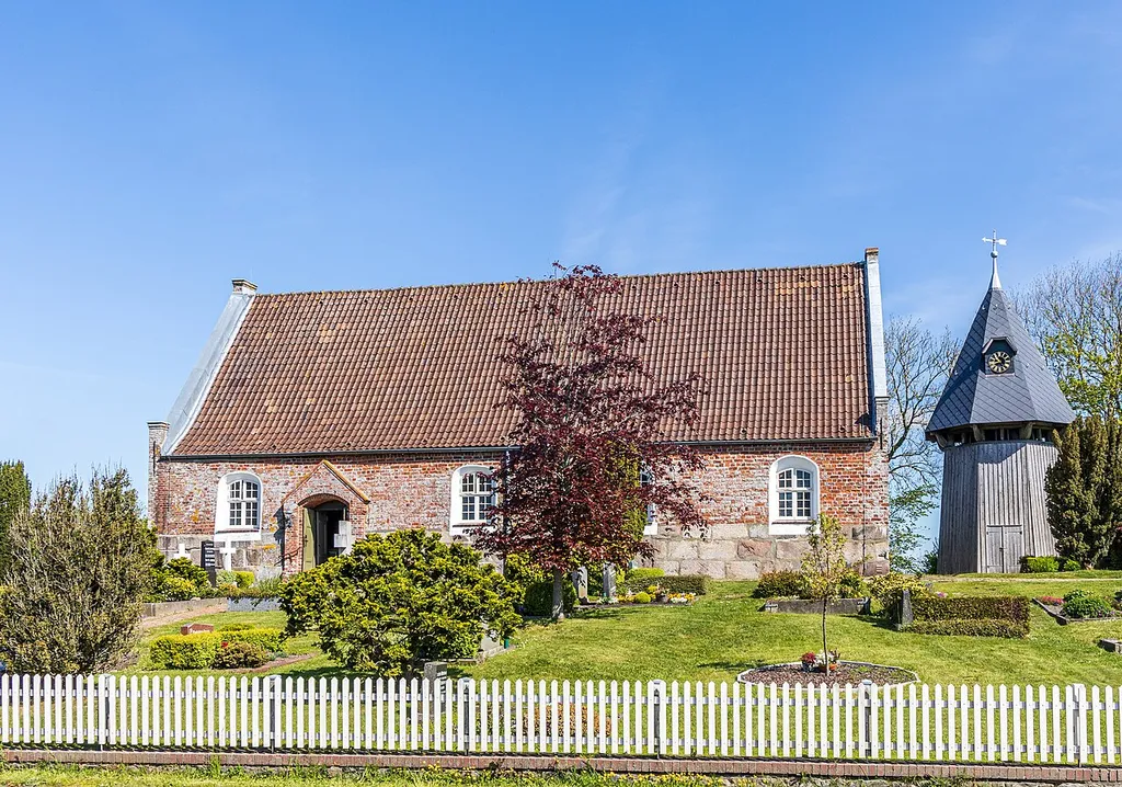 Ockholm Kirche und Glockenstapel