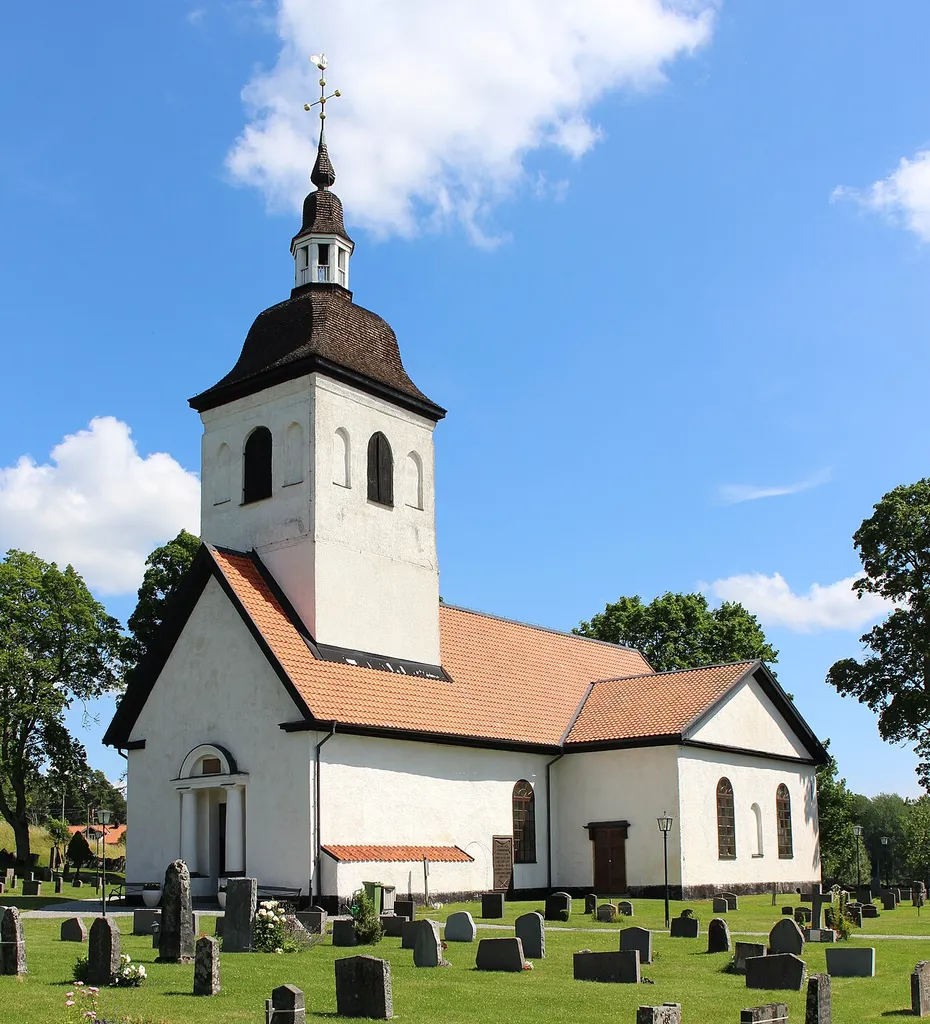Vårdinge kyrka från sydväst.