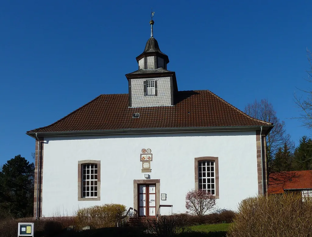 Evangelisch-reformierte Kirche St. Blasius in Eddigehausen, Flecken Bovenden, Niedersachsen. Erbaut 1786 unter Verwendung älterer Spolien. 1211 erstmalige Erwähnung der Eddigehäuser Kirche als Mutterkirche der Bovender Kapelle