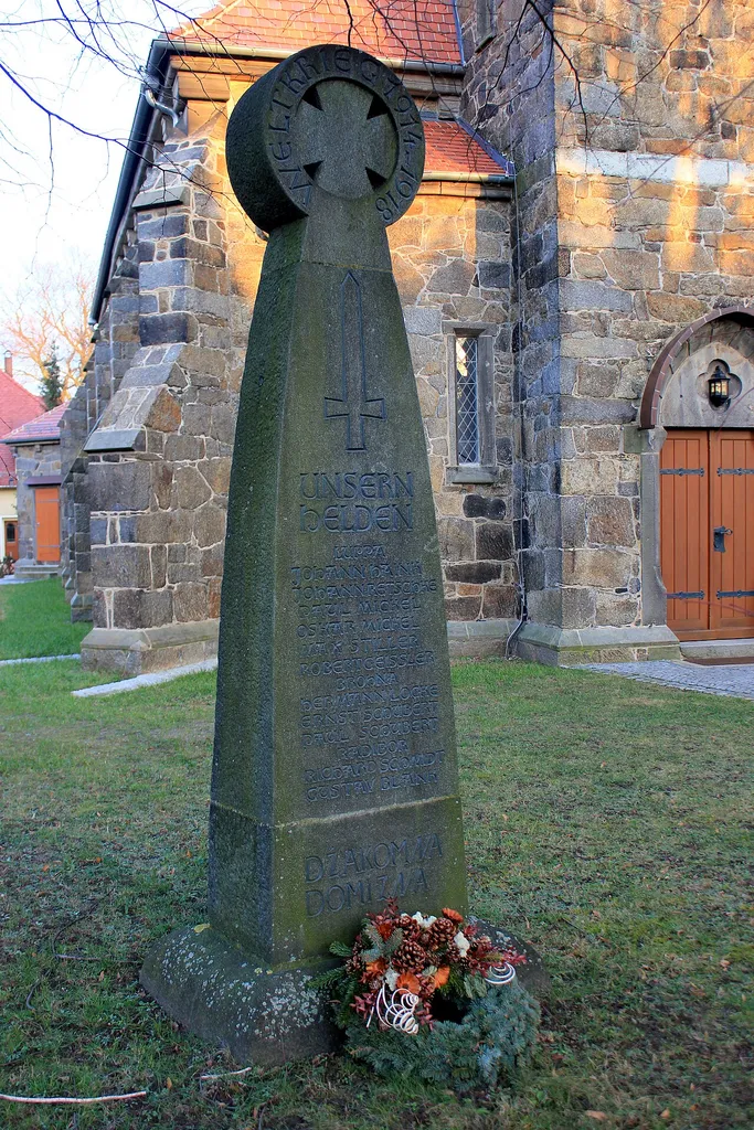 Dwurěčny wojerski pomnik we Łupoji.