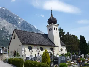Kath. Filialkirche, St. Georgskirche mit Friedhof