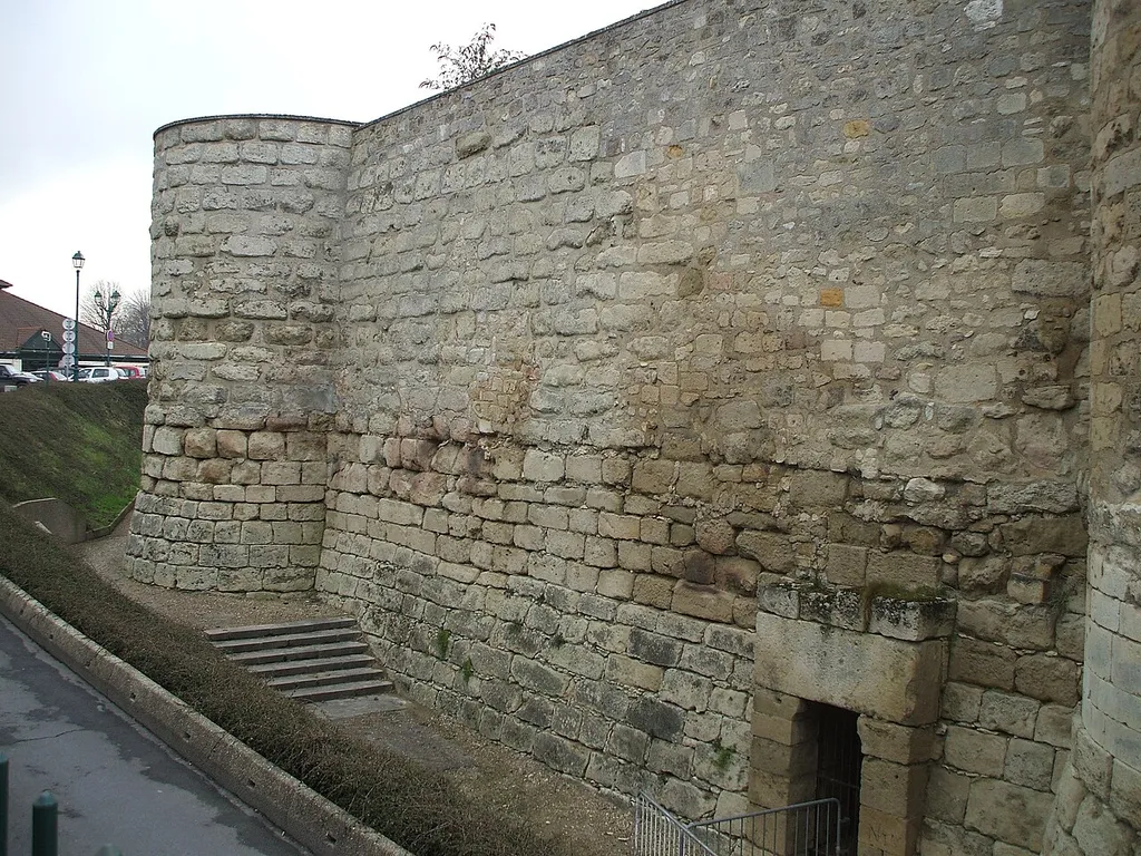 hight wall of Beaumont-sur-Oise castel's