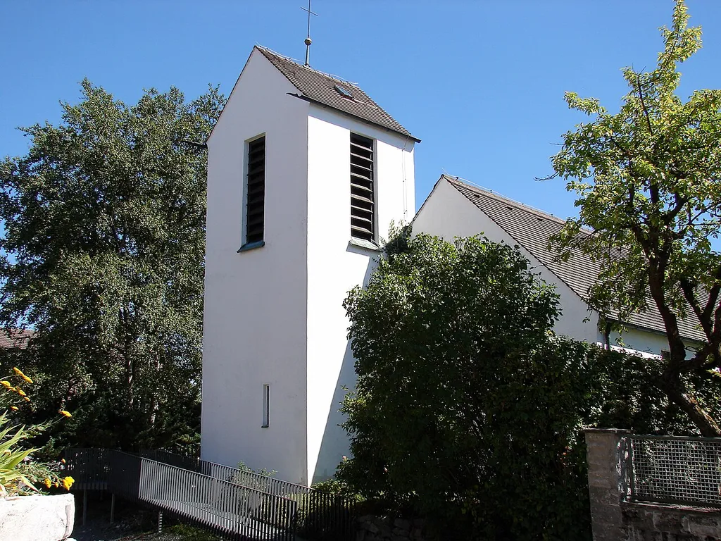 Die Erlöserkirche Mainburg ist besonders geprägt durch die vielfältigen Kunstschätze ganz unterschiedlicher Künstler, die sich für "ihre" Kirchengemeinde in Mainburg eingesetzt haben.