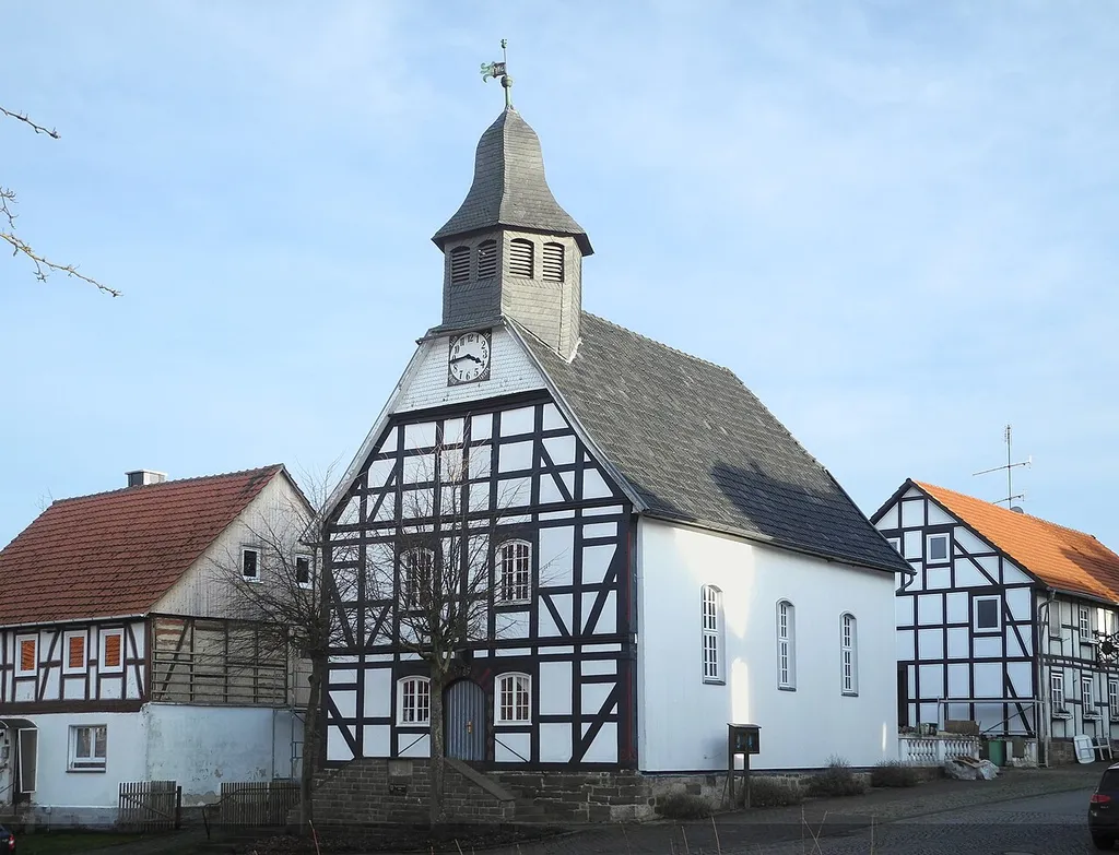 Die Kirche in Kelze, ein Stadtteil von Hofgeismar, Hessen, Deutschland.
