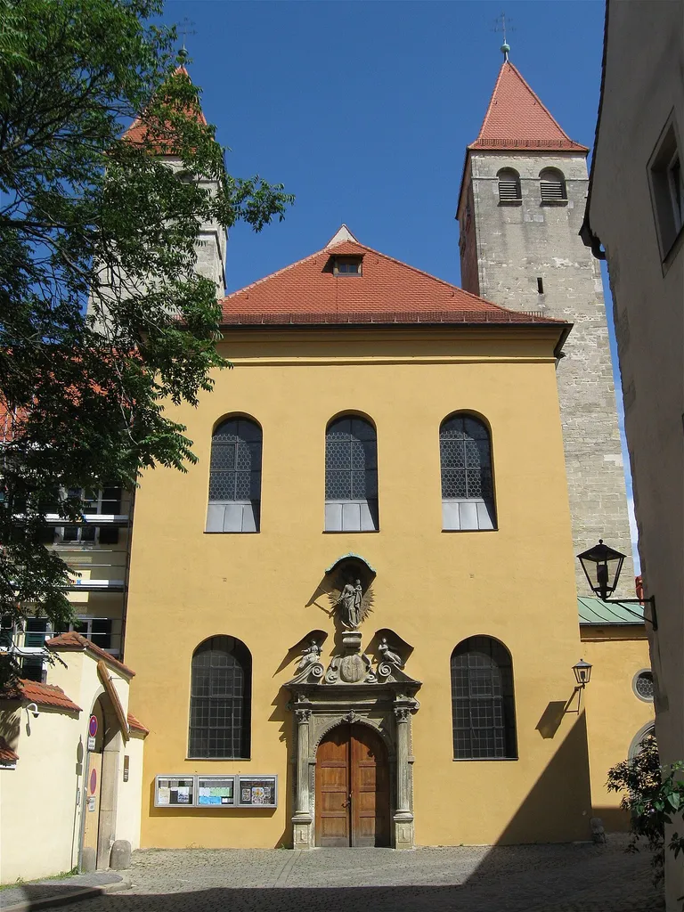 Niedermünstergasse 3; Kath. Dompfarrkirche Maria Immaculata (Niedermünster), ehem. Damenstiftskirche, dreischiffige querschifflose Pfeilerbasilika mit drei Chören, zwei Westtürmen und Vorhalle, Mitte 12. Jh., barock verändert 1621 und um 1730; mit Ausstattung. This is a picture of the Bavarian Baudenkmal (cultural heritage monument) with the ID D-3-62-000-810 (Wikidata)