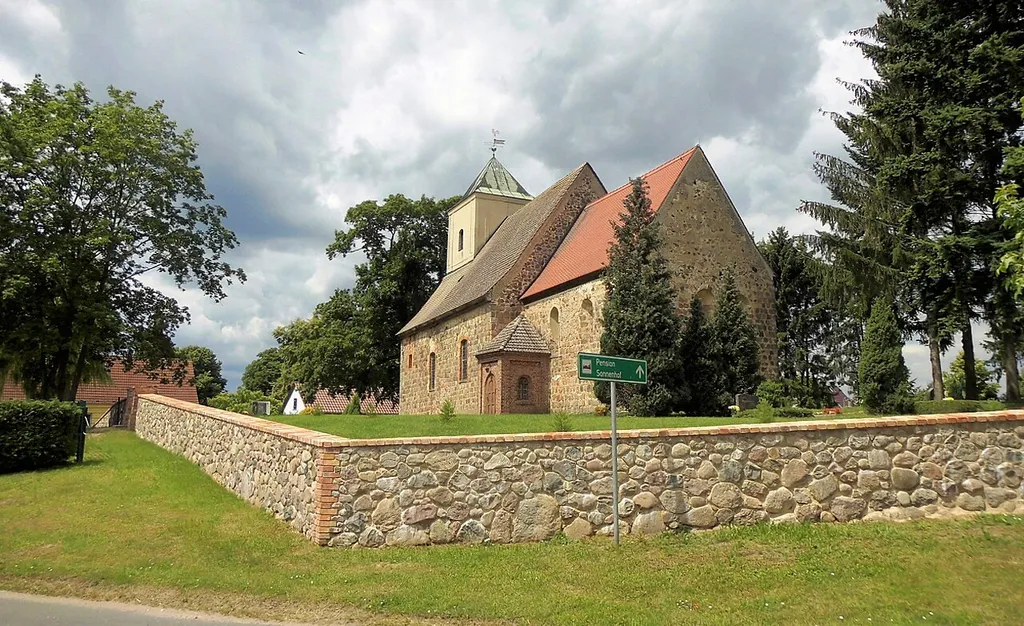 Dorfkirche und Feldsteinmauer des Kirchhofs in Beerfelde, Gemeinde Steinhöfel, Landkreis Oder-Spree, Deutschland