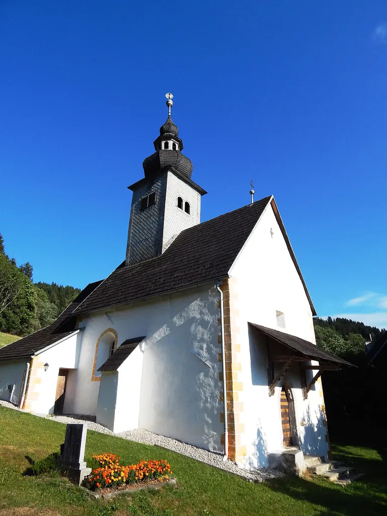 Kath. Filialkirche hl. Jakob mit ummauertem Friedhof