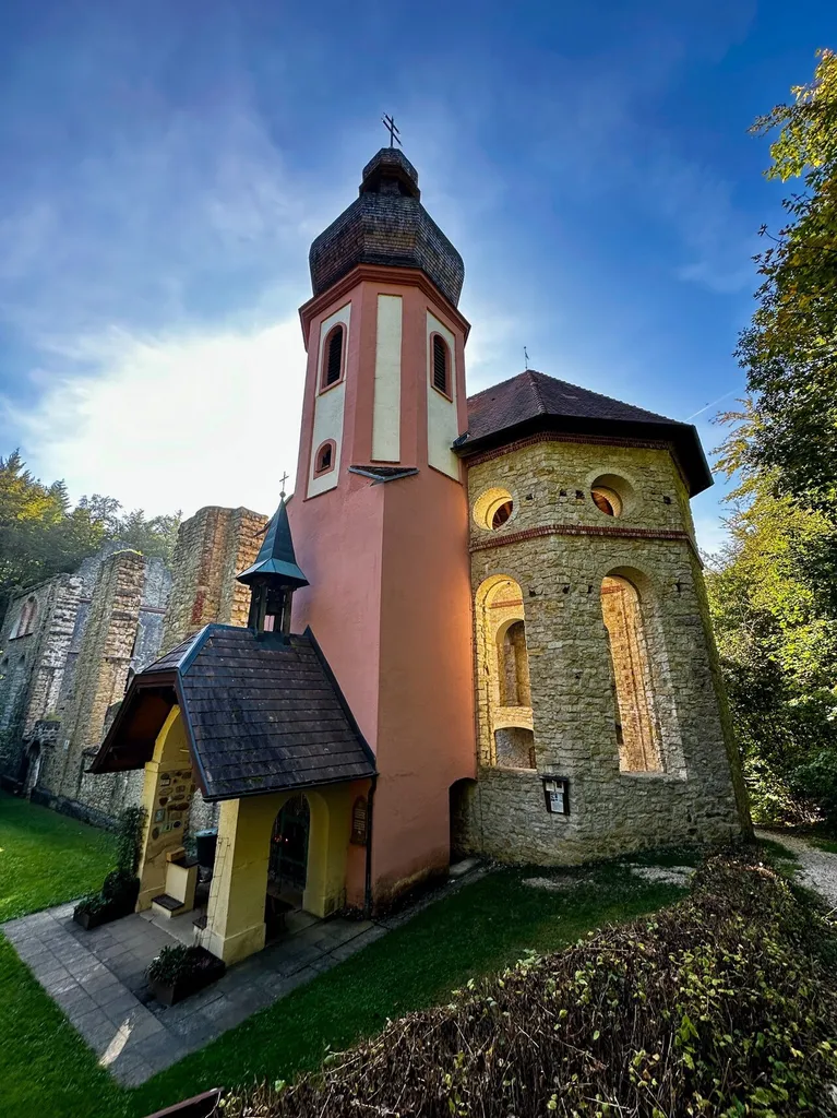 Ruine einer ehemaligen Wallfahrtskirche auf dem Wellschenberg.