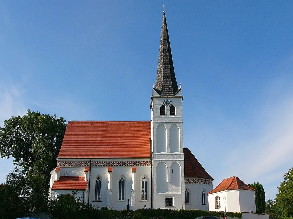 Katholische Kirche St. Maria; Saalkirche, spätgotische Anlage, 1466, südlich Chorflankenturm mit Spitzbogenblenden, Spitzhelm 1940 erneuert; mit Ausstattung; Friedhofskapelle, massiver Zentralbau mit Walmdach, 19. Jahrhundert.