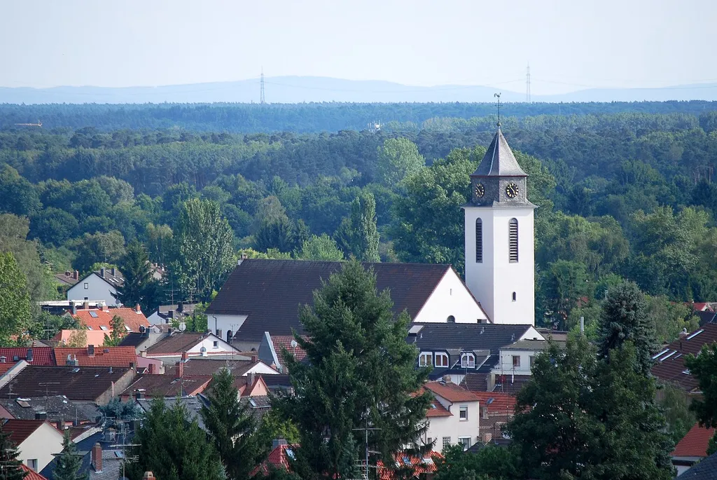 Katholische Pfarrkirche St. Nikolaus in Offenbach-Bieber, Rathausgasse, alter Ortskern. Fotografiert vom Bieberer Aussichtsturm.
