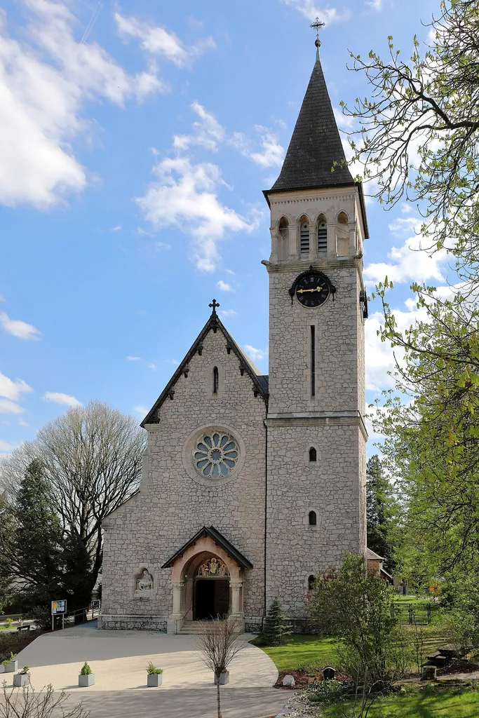 Die röm.-kath. Pfarrkirche Hl. Dreifaltigkeit in der niederösterreichischen Gemeinde Gießhübl. Eine um 1900 errichtete Basilika mit Heimatstilelementen und einem seitlich vorgestellten Nordturm.