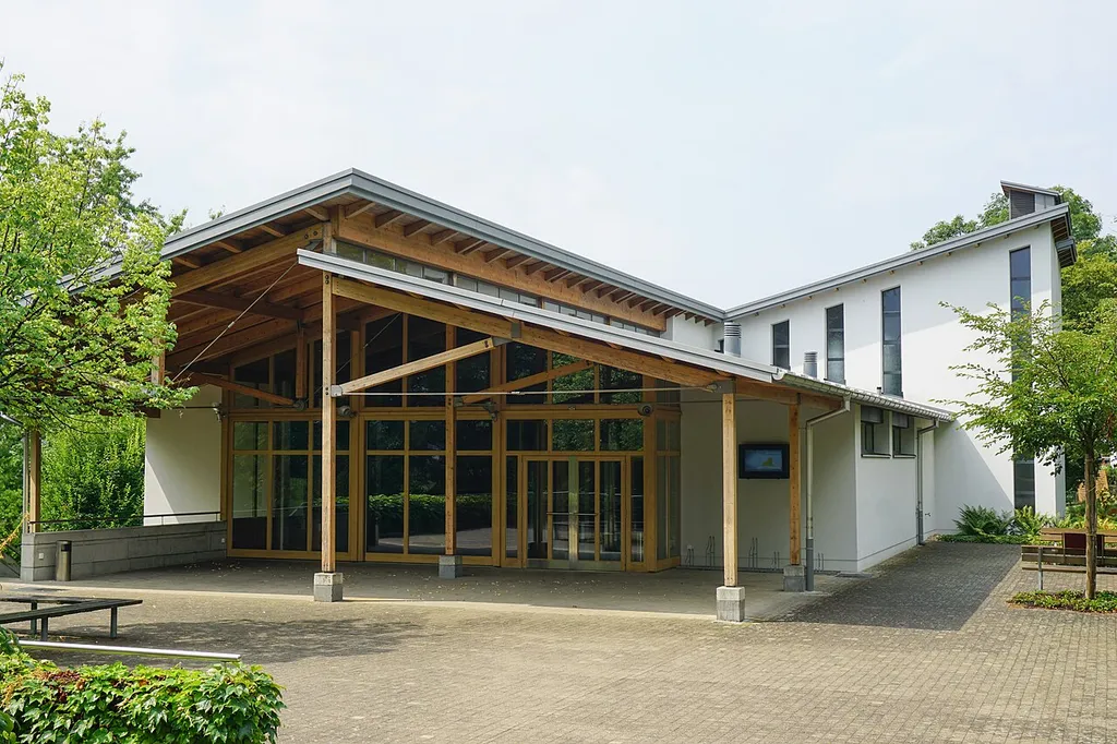 Ostseitige Eingangszone des Kirchenzentrums