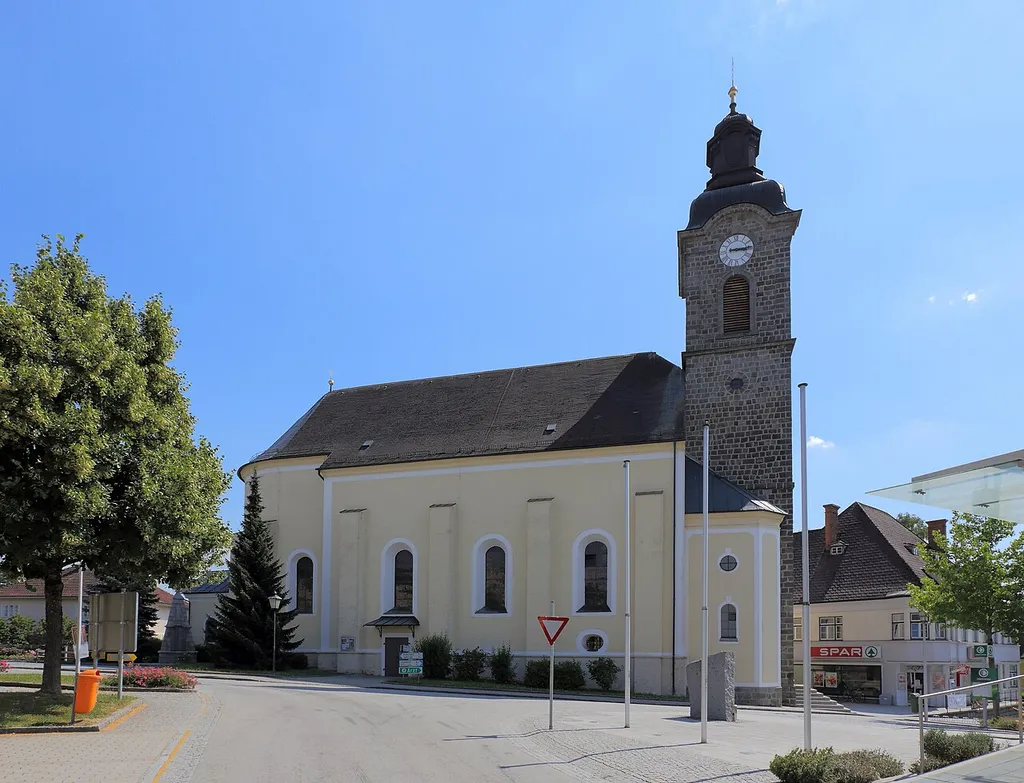 Katholische Pfarrkirche hl. Lambert in der oberösterreichischen Gemeinde Lambrechten. Eine große Saalkirche, die durch Abt Herculan Kalchgruber von 1724 bis 1726 errichtet wurde und der Kirchenturm mit einem geschwungenen Helm stammt aus dem Jahr 1912.