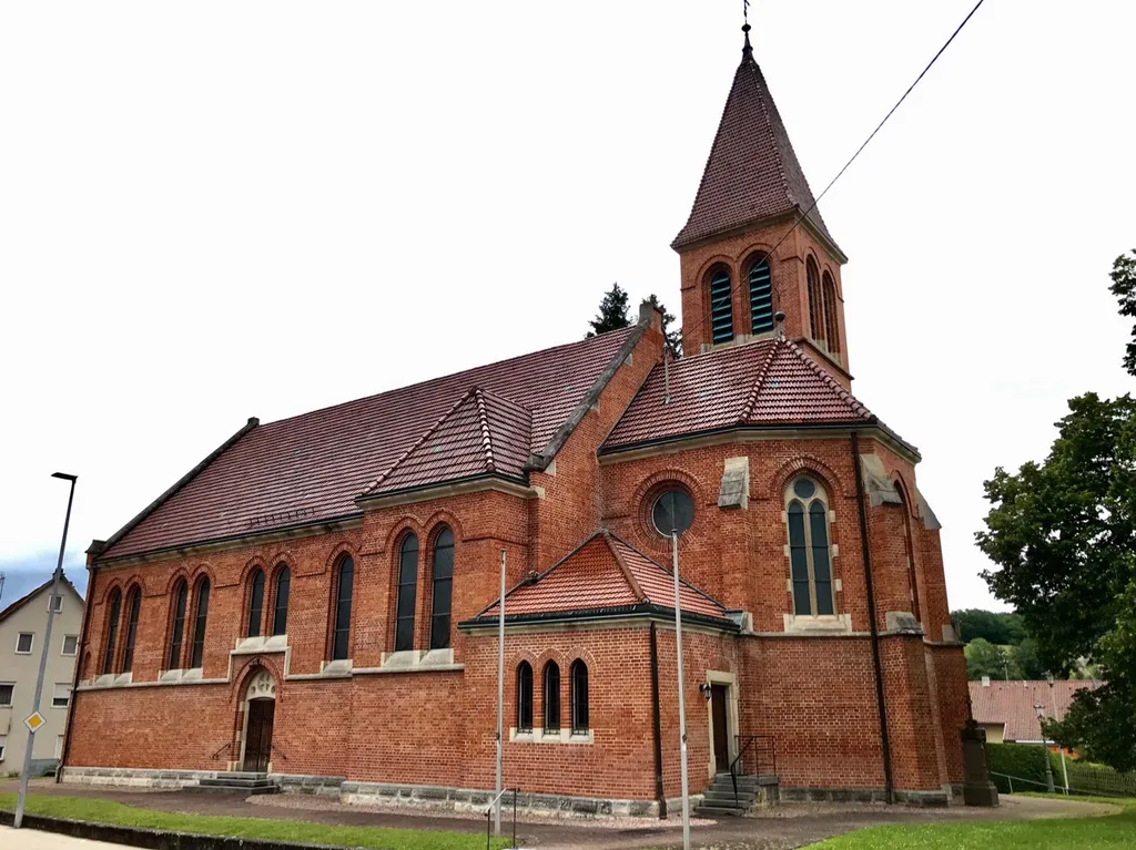 Gebaut wurde die Kirche von 1899-1902, nachdem die ehemalige Pfarrkirche am Friedhof zu klein geworden war und das Dorfleben sich ins Tal verlagert hatte. Die Pläne kamen von Landeskonservator (für Hohenzollern) Wilhelm Friedrich Laur.