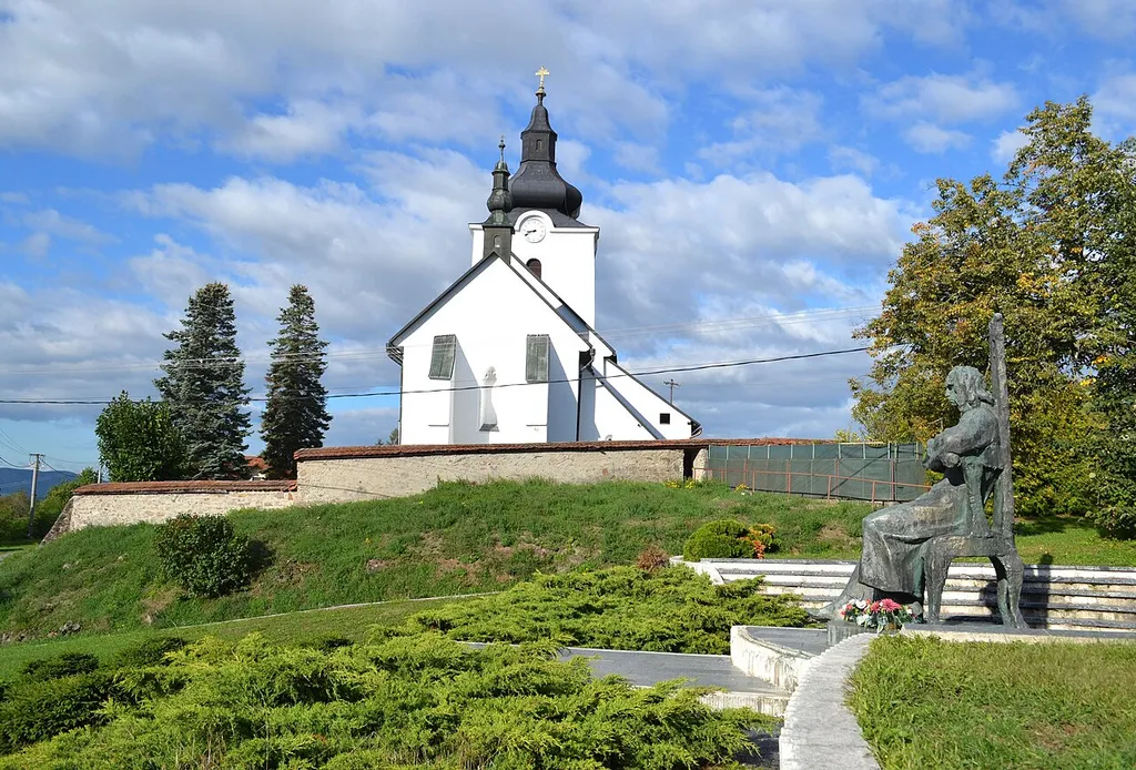 Rímskokatolícky kostol a pamätník Mateja Bela