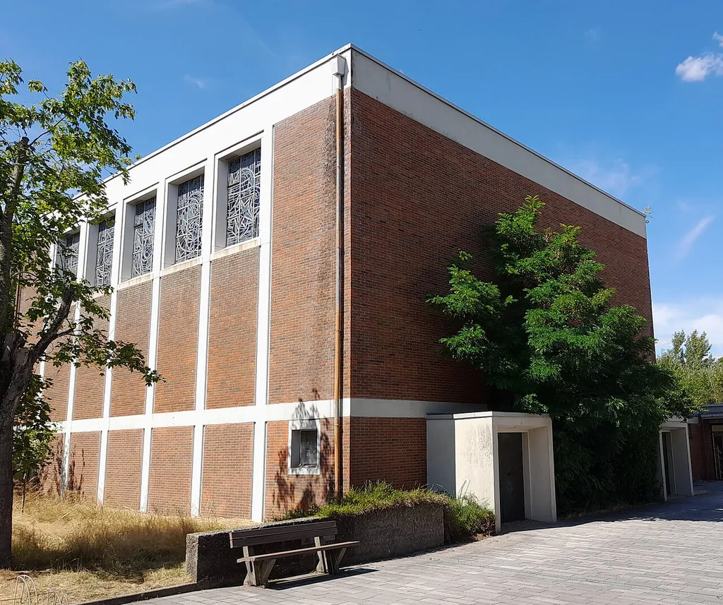 Außenansicht des Kirchenkubus der evangelischen Kirche in Neu-Isenburg-Gravenbruch von Süden