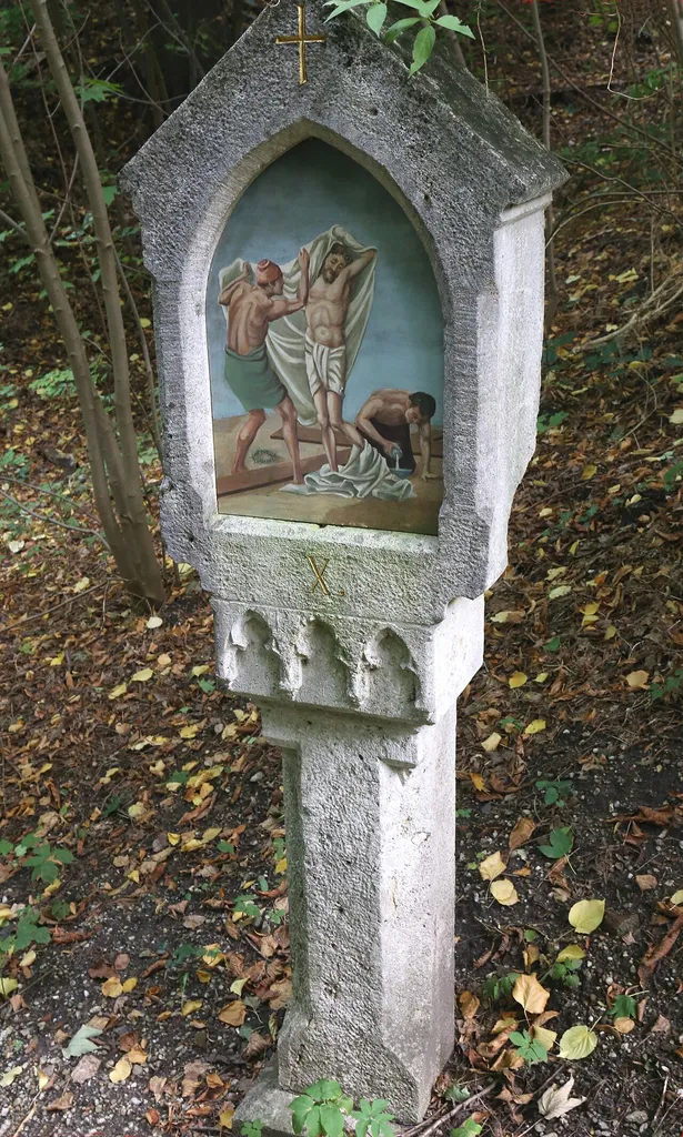 Karmeliterweg, Mainburg; Kreuzweg, 14 Stationen, ädikulaartige Bildstöcke mit spitzbogigen Bildfeldern, auf Pfeilern mit Blendmaßwerken, neugotisch, 1854