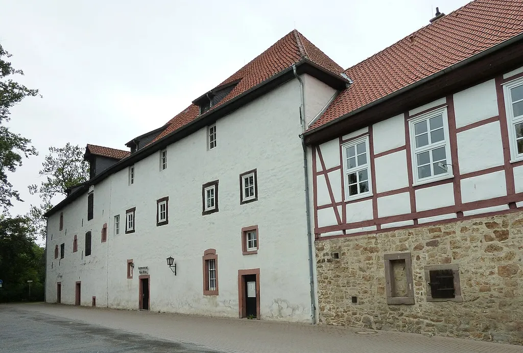 Letzter Rest der ehemaligen Burg in Moringen, Landkreis Northeim, Südniedersachsen. Ansicht von Nordosten. Früher Brau-, Back-, Korn- und Gesindehaus, im Norden (= rechts) Gefängnisanbau, errichtet in der ersten Hälfte des 19. Jahrhunderts unter Verwendung älterer Bausubstanz