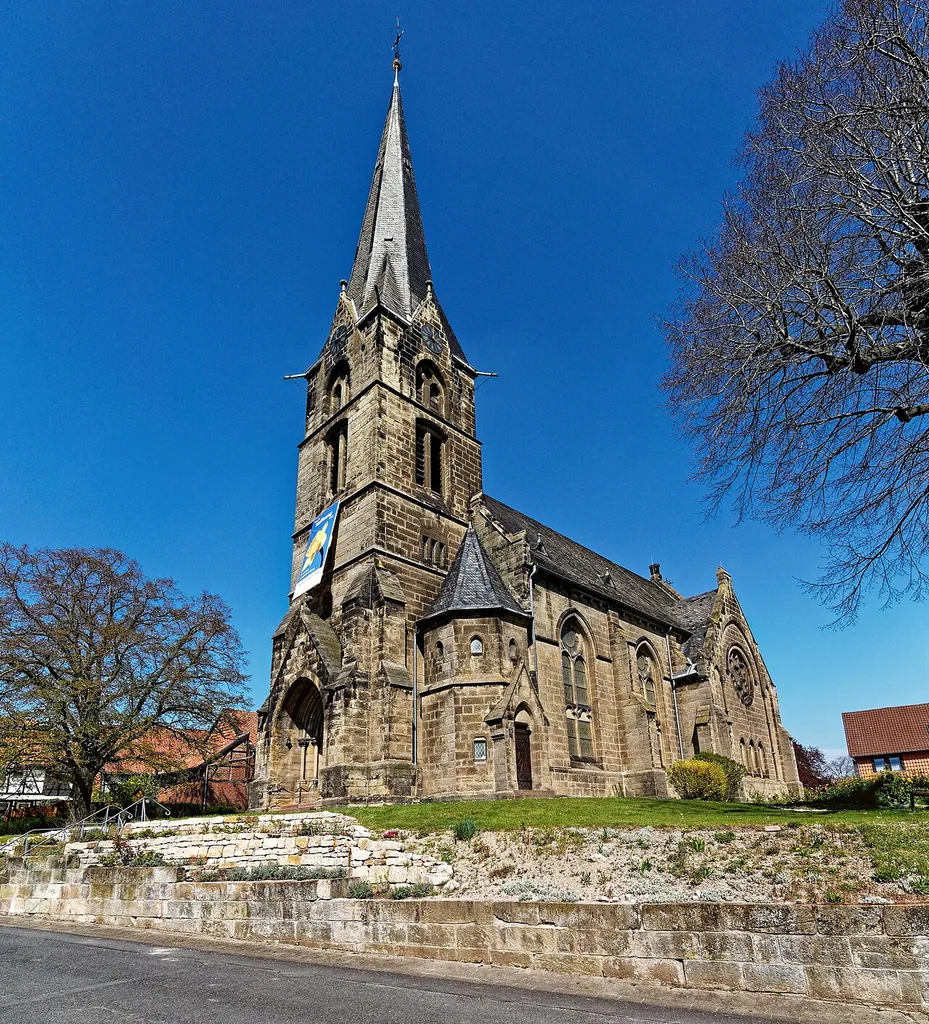 Blick von Südwesten auf die ev.-luth. Erlöserkirche in Othfresen