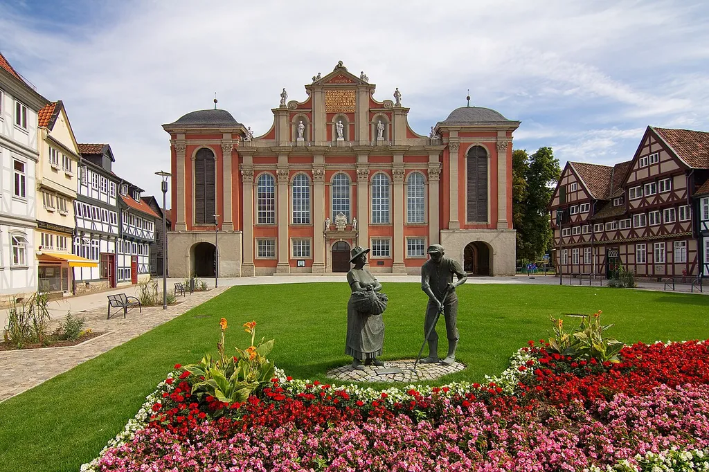 Die 1719 geweihte heutige St.-Trinitatiskirche wurde am Standort der Vorgängerkirche errichtet. Ursprünglich befand sich hier das 1578 fertiggestellte Kaisertor.