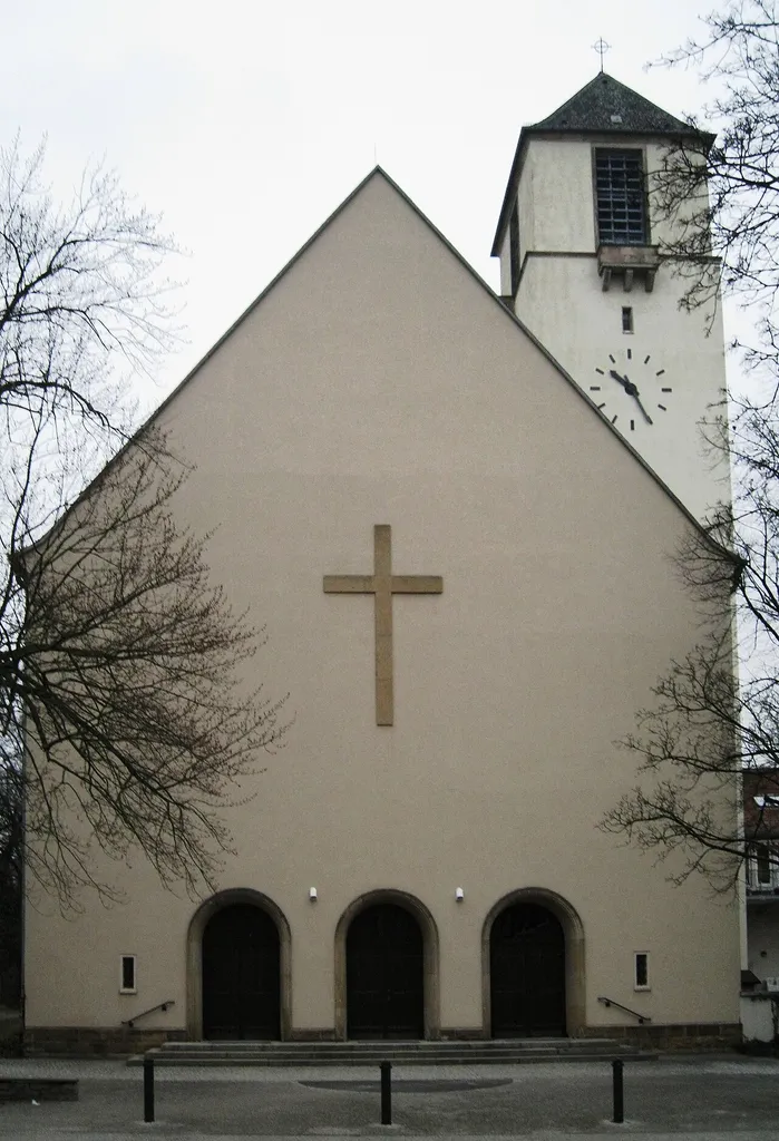 Hauptgiebel der Lindenkirche mit drei Rundportalen und darüber befindlichen Kreuz