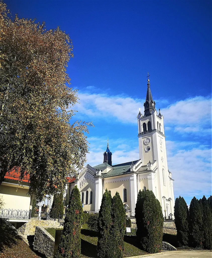EŠD: 2305 Sinonimi imena enote: Zvrst: stavbe Podzvrst: sakralne stavbe Gesla: župnijska cerkev, nagrobnik, pokopališče, sv. Jurij Opis: Cerkev zgrajena l. 1863 po načrtih ing. Halma na mestu romanske predhodnice. V oltarnih nišah so kamniti nagrobniki iz 16. in 17. stol. Glavni oltar je delo J. Vodnika, stranska J. Gosarja, štirje manjši I. Antonionija. Ob cerkvi je pokopališče Datacija: visoki srednji vek, tretja četrtina 19. stol., 1862-1863 Avtorji: Halm (arhitekt; 1863) Opis lokacije: Cerkev stoji na pokopališču, na griču sredi Stare Loke. Področja: umetnostna zgodovina, zgodovina Naselje: STARA LOKA Občina: ŠKOFJA LOKA OE ZVKDS: ZVKD Ljubljana Usmeritve stavbe Varstvo: spomenik Opombe: Vpisano v register: 29 Jul. 2002 Zadnja sprememba v registru: 17 Okt. 2007 Območje določeno po: po DKN Spomenik: spomenik lokalnega pomena Predpis: Odlok o razglasitvi cerkve sv. Jurija v Stari Loki za kulturni spomenik lokalnega pomena Povezava do predpisa: Ur.l. RS, št. 68/2007-3804 Vrsta razglasitve: stalna razglasitev do preklica Stanje podatka: 13_10_2020 Površina: 5.472,82 m2