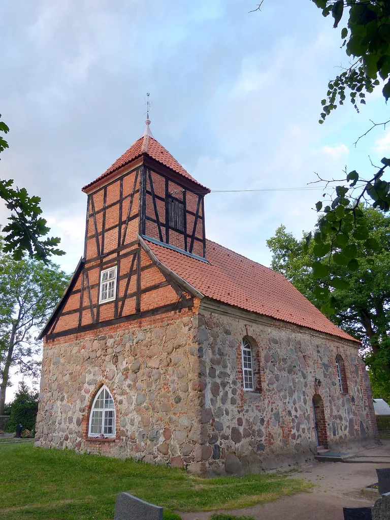 Kirche in Pripsleben, Westgiebel mit Turm und Südseite