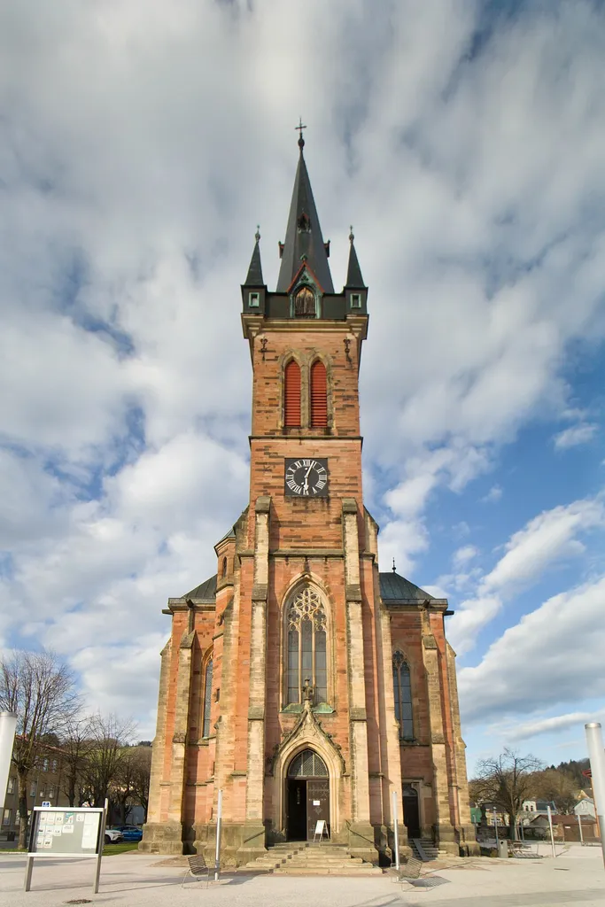 Vrchlabí, náměstí Míru a kostel sv. Vavřince