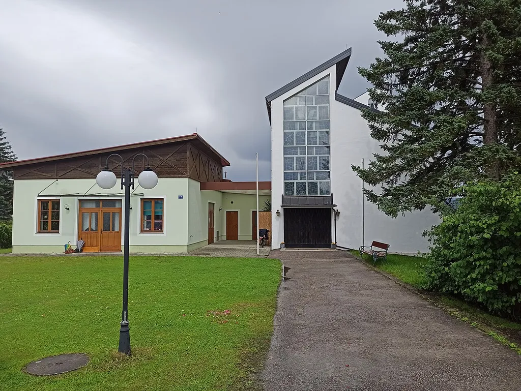 Filialkirche Föhrenau, links der Pfarrsaal
