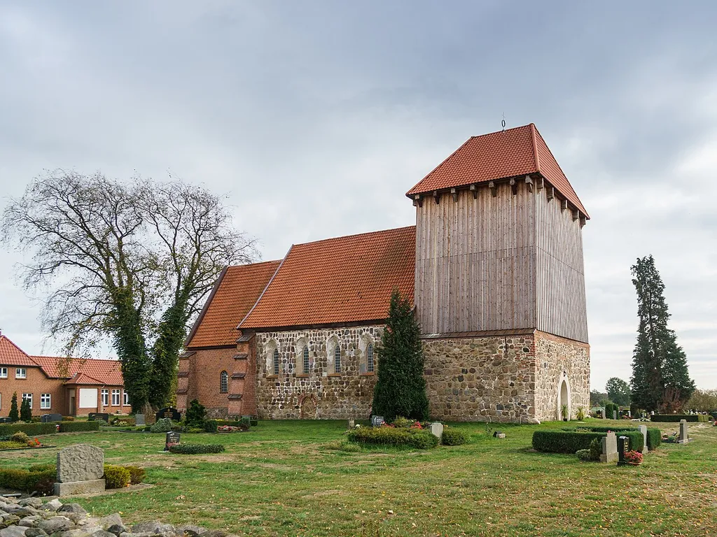 Felsteinkirche und Friedhof, Ludwigsluster Chaussee in Neu Gülze OT Zahrensdorf