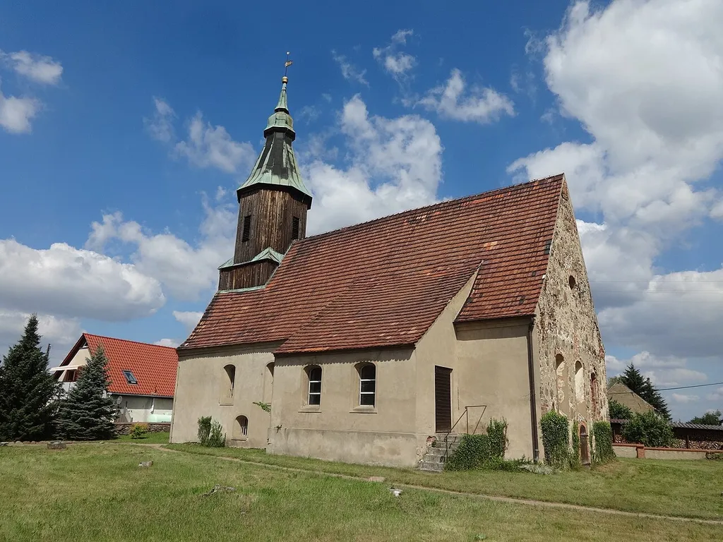 Die Dorfkirche in Pitschen-Pickel ist ein Saalbau aus Feldsteinen aus dem 15. Jahrhundert mit einer Patronatsloge aus dem Jahr 1675. Im Innern befindet sich ein Kanzelaltar mit einem Aufsatz aus dem Jahr 1684 sowie ein Kanzelkorb aus 1725/1726.