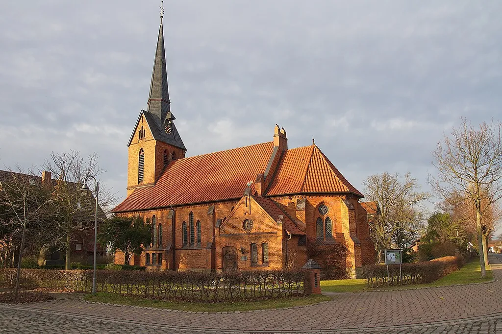 Von Conrad Wilhelm Hase im Jahr 1897 errichtete Kirche in Dedensen (Seelze), Niedersachsen, Deutschland.
