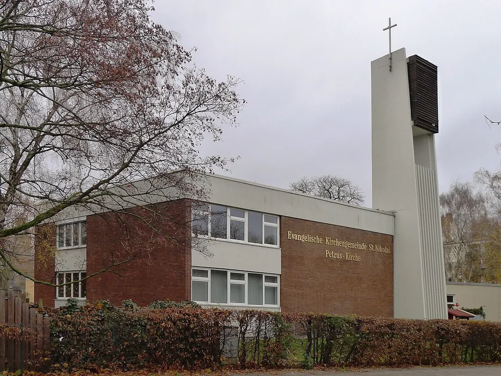 Blick auf das Gemeindezentrum mit der Kirche