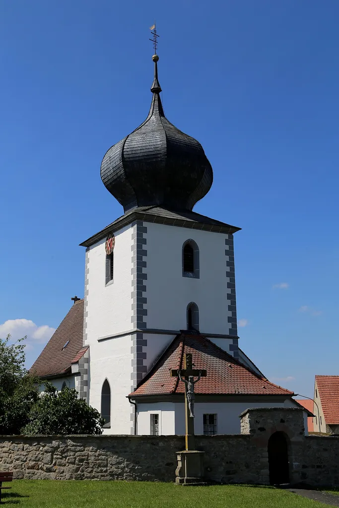 Ailersbach, Höchstadt an der Aisch; Katholische Filialkirche St. Martin, gotische Chorturmanlage mit barocker Zwiebelhaube und gotischem Langhaus, auf der Nordseite ein Sakristeianbau, Mitte 15. Jahrhundert, Barockisierung zweite Hälfte 18. Jahrhundert; mit Ausstattung This is a picture of the Bavarian Baudenkmal (cultural heritage monument) with the ID D-5-72-135-88 (Wikidata)