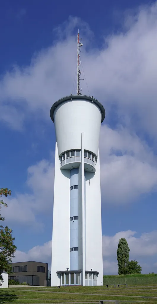 Trier, Sickingenstraße ohne Nummer: Wasserturm; 1958 nach Plänen des Trierer Architekten Herbert Montebaur als Stahlbetonkonstruktion für die Wasserversorgung der französischen Militäranlagen auf dem Petrisberg errichtet, sich nach oben konisch erweiternde Hochbehälter mit flachem, leicht überstehendem Dach von vier strebepfeilerartigen Betonscheiben um einen runden Kern gestützt