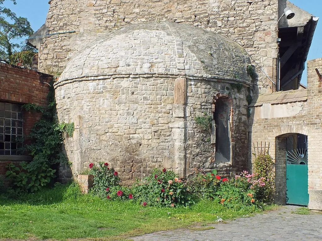 Schloss Seeburg - Apsis der Kirche des durch Wichmann II. 1172 gegründeten Kollegialstifts