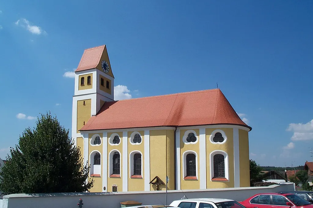 Ergoldsbach, Paindlkofen, Haus Nr. 211, bei Hausnummer 1. Katholische Filialkirche St. Stephan. Saalkirche mit eingezogenem Chor und Westturm, mit Lisenen- und Putzgliederung, westlich vorgesetzter Sattelturm mit Lisenen- und Geschossgliederung, Rokoko-Anlage, 1772; mit Ausstattung.