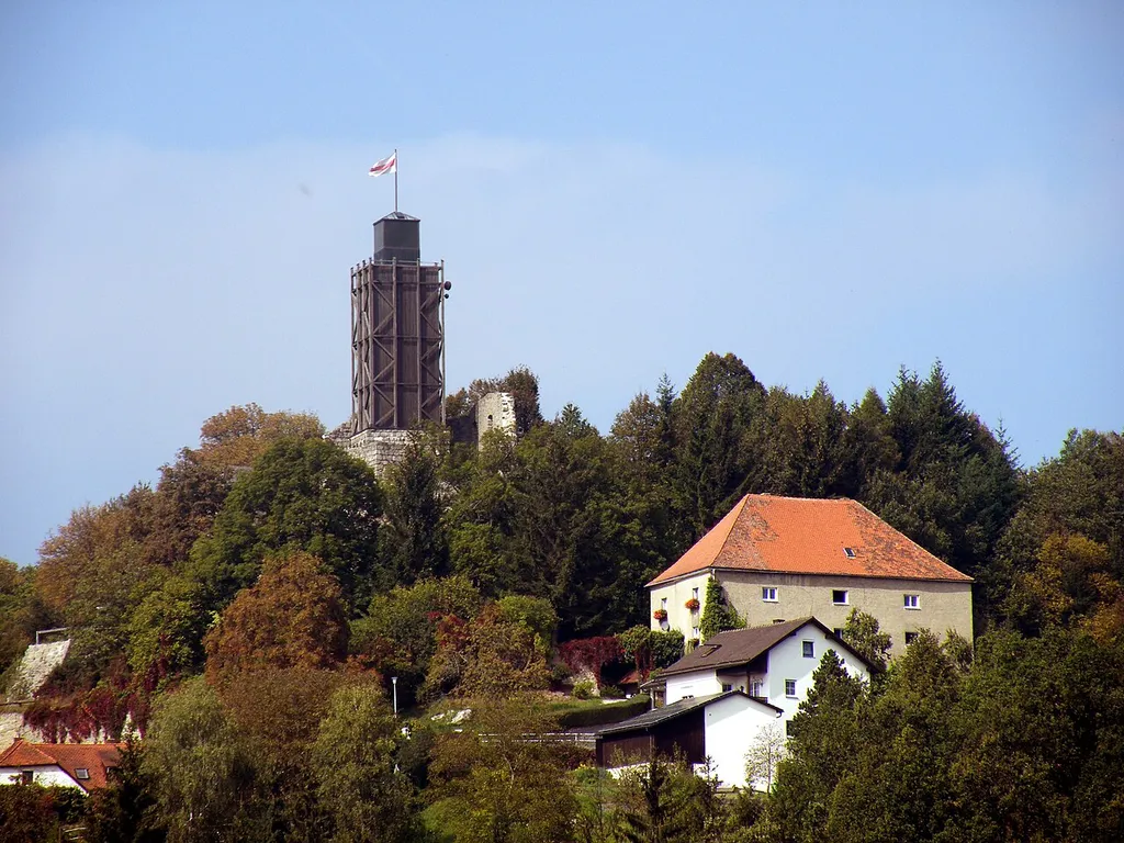 Aussichtsturm auf der Burgruine Brennberg, im Vordergrund der alte Getreidespeicher welcher heute als Wohnhaus dient.