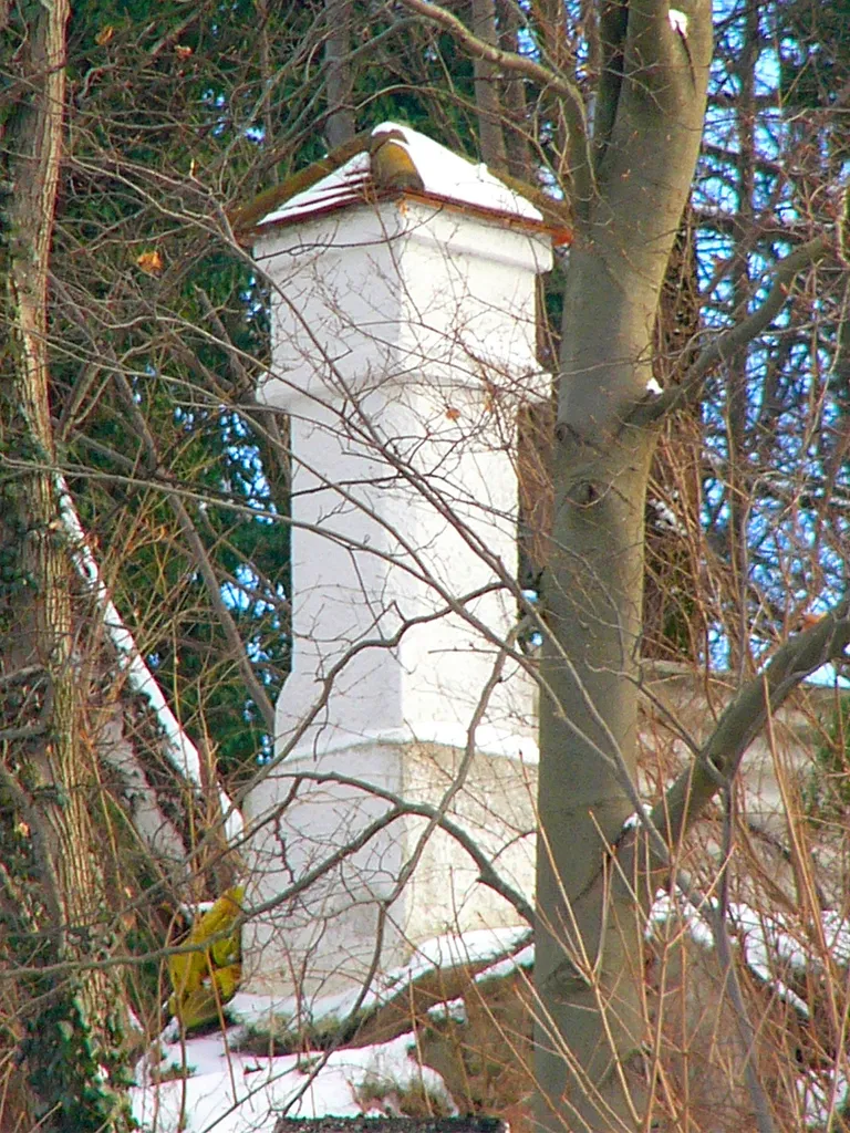 XXIV. Burgfriedenssäule; mit gemaltem Wappen, nach 1780, steht am Berghang, auf halber Höhe zwischen der Inneren Münchner Straße und der Einmündung Kellerstraße.