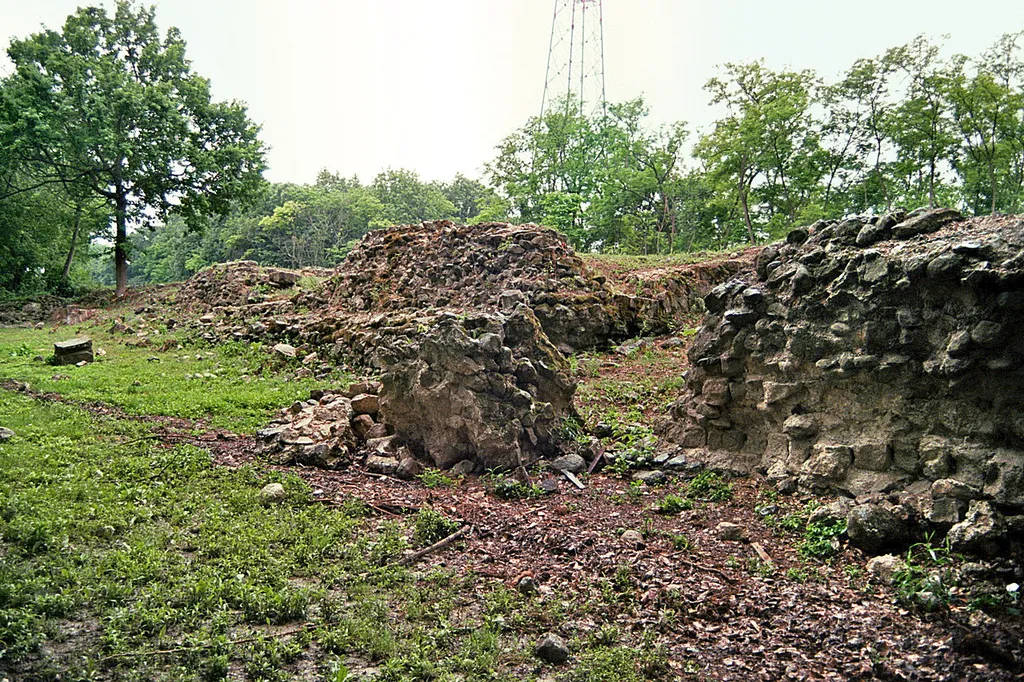 Die donauseitige Front des Burgus Szigetmonostor-Horány (Ungarn). Die Aufnahme wurde im strömenden Regen gemacht.